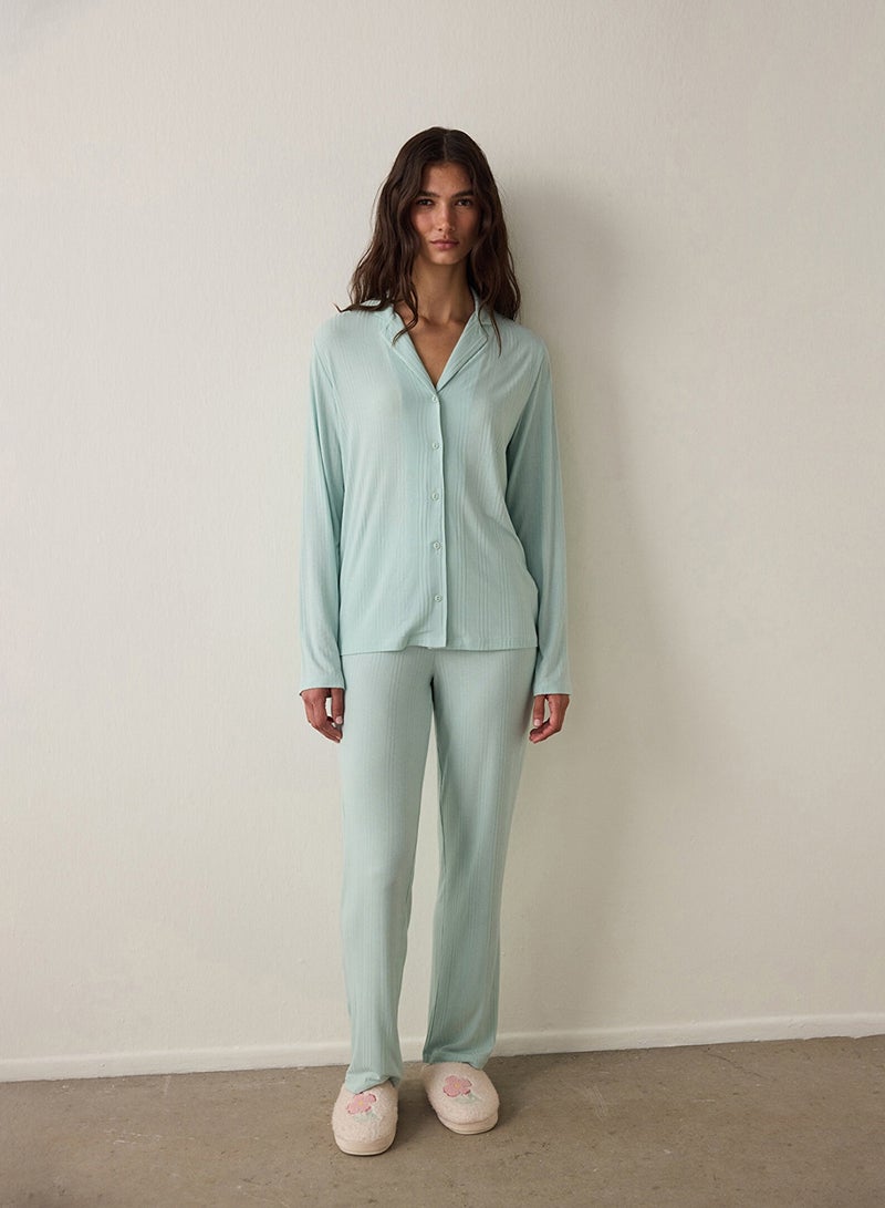 بنتي طقم بيجامة من الفيسكوز المستدام بأكمام طويلة وأزرار وياقة قميص مضلعة - Image 1